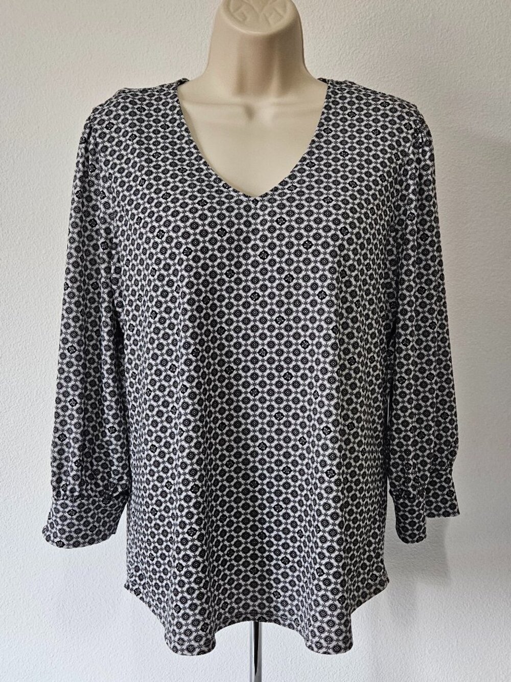 Adrianna Papell 3/4 Sleeve V-Neck Top - Picture 2 of 9